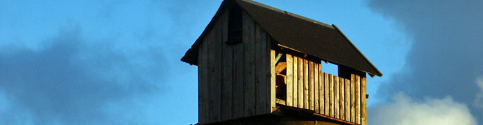 Holzhütte vor wolkigem Himmel